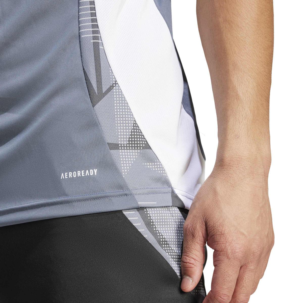 product/2/0/2025_09_adidas_iv6969_10_apparel_on_model_detail_view_2_white.jpg