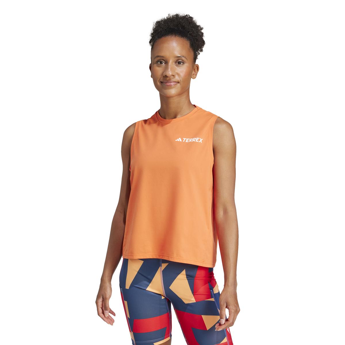 product/2/0/2025_09_adidas_je0360_2_apparel_on_model_standard_view_white.jpg
