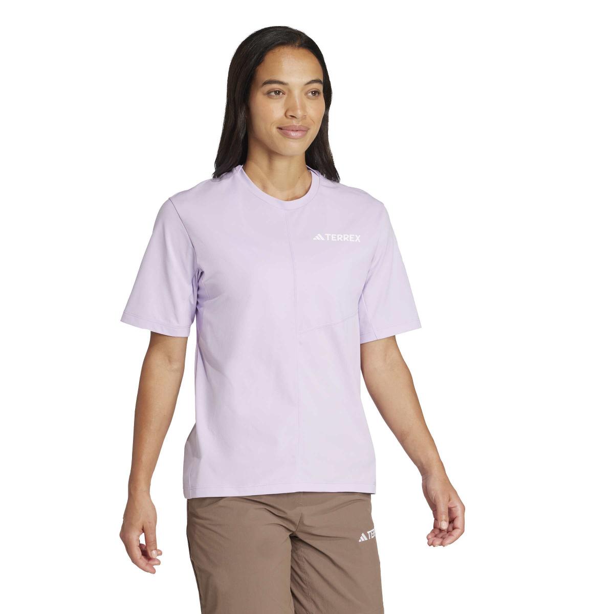 product/2/0/2025_09_adidas_jn3890_4_apparel_on_model_walking_view_white.jpg