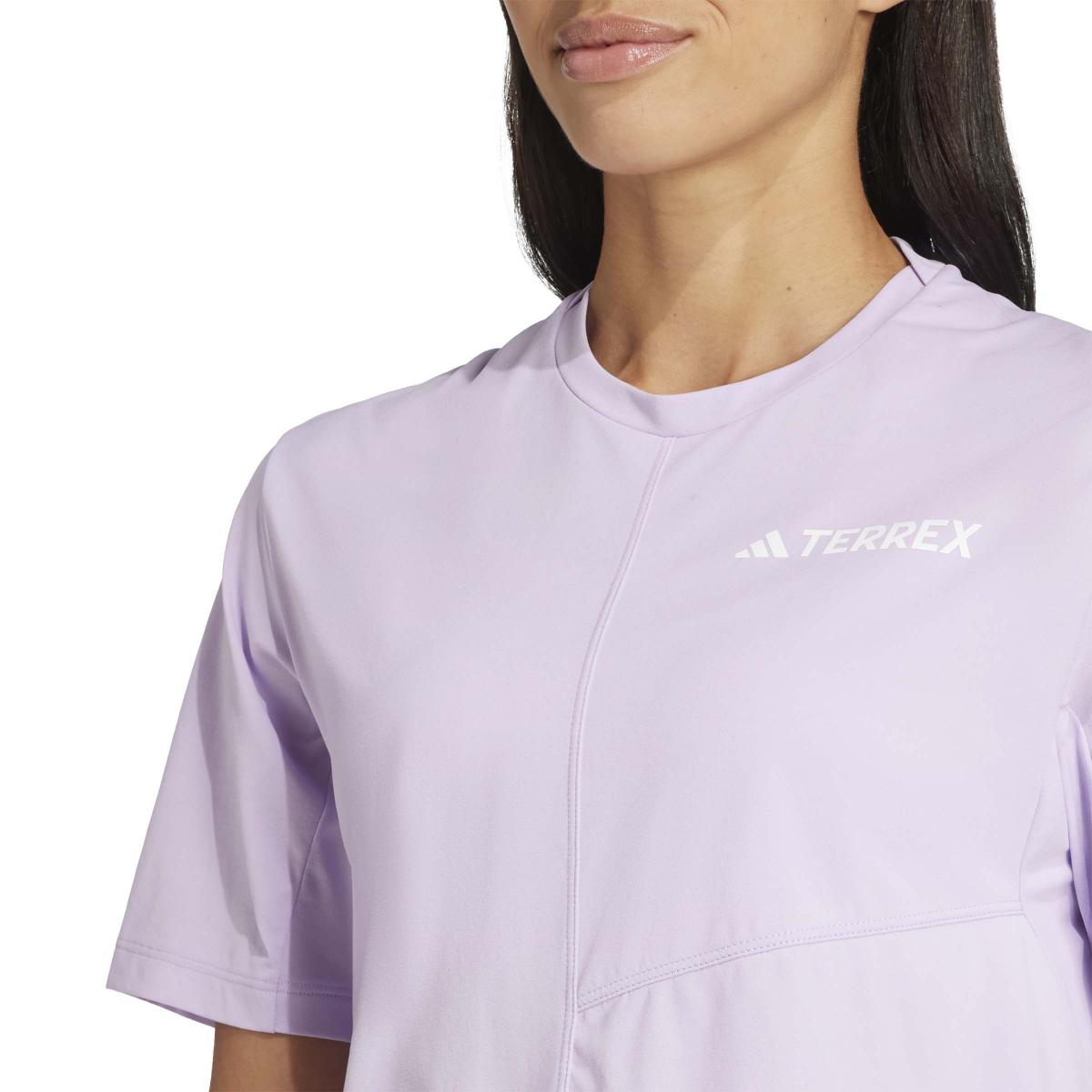 product/2/0/2025_09_adidas_jn3890_6_apparel_on_model_detail_view_1_white.jpg