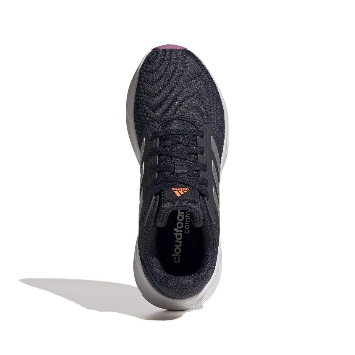 product/a/d/adidas_gw4137_3_footwear_photography_top_portrait_view_white_000.jpg