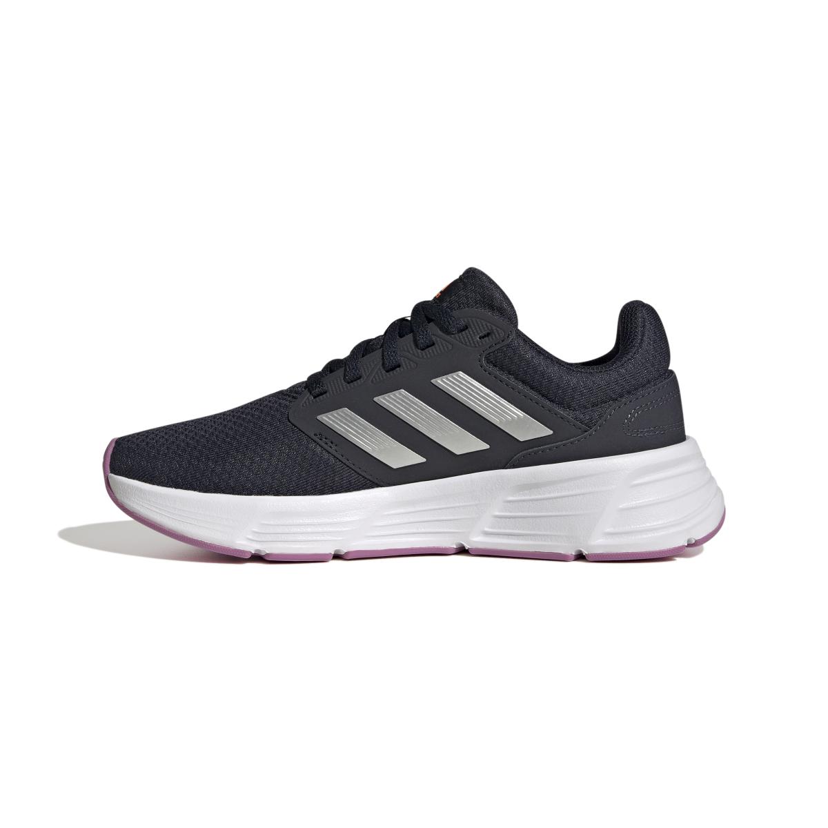 product/a/d/adidas_gw4137_5_footwear_photography_side_medial_center_view_white_000.jpg