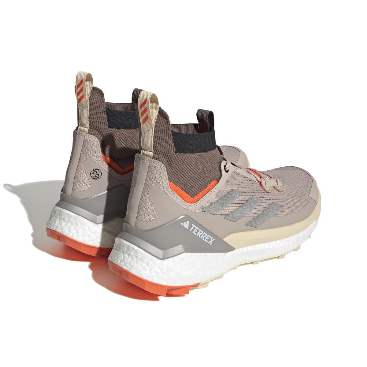 product/a/d/adidas_hq8397_7_footwear_photography_back_lateral_top_view_white_000.jpg