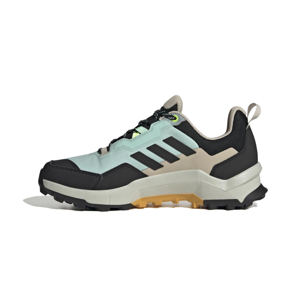 product/a/d/adidas_if4861_5_footwear_photography_side_medial_center_view_white-nw091625.jpg