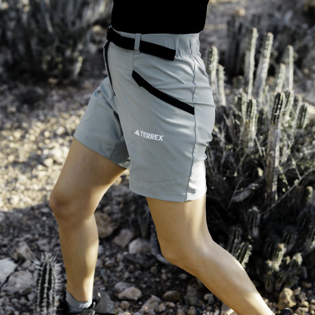 product/a/d/adidas_ij8302_12_apparel_photography_heromrktng_view_3_white.jpg