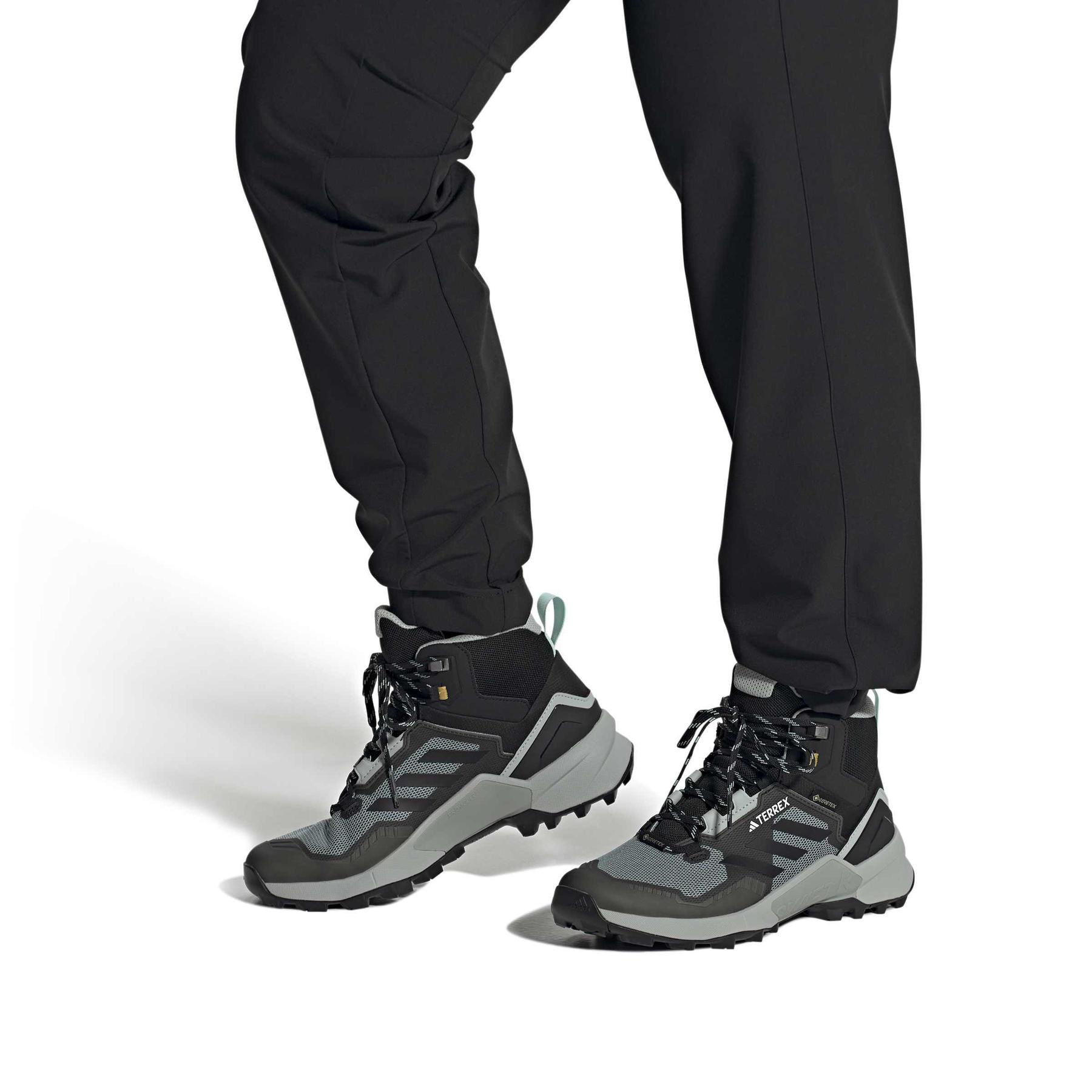 product/2/0/2025_09_adidas_if2401_11_footwear_on_model_front_view_white.jpg