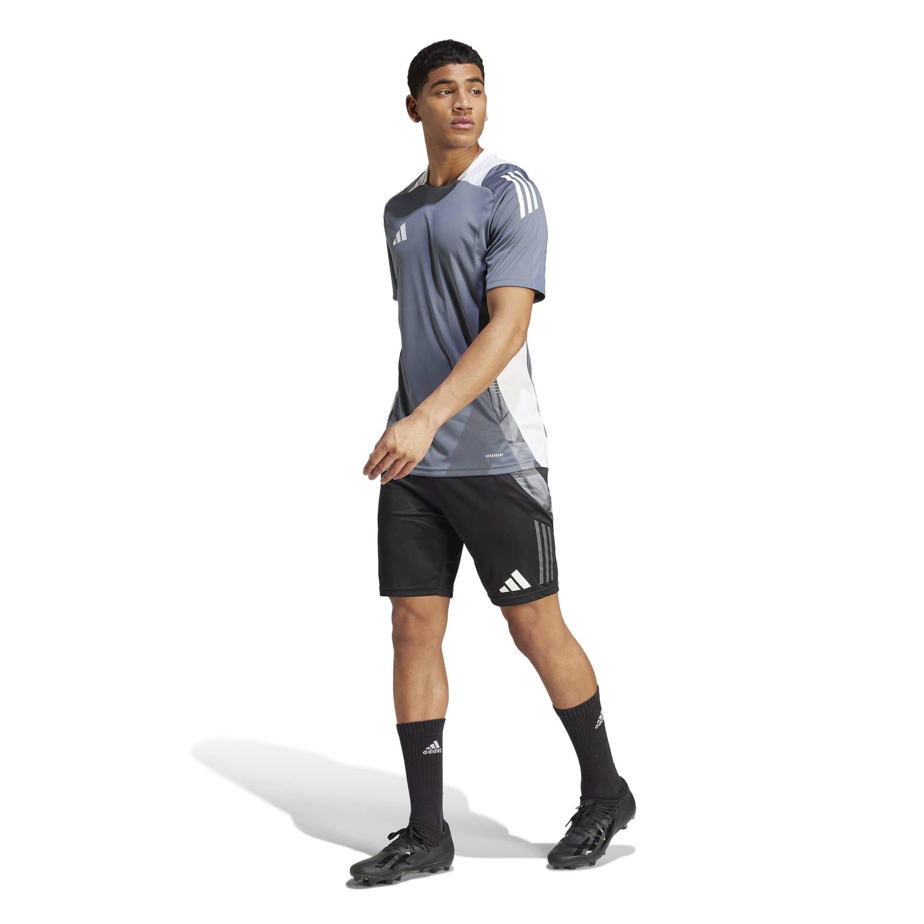 product/2/0/2025_09_adidas_iv6969_8_apparel_on_model_standard_outfit_view_white.jpg