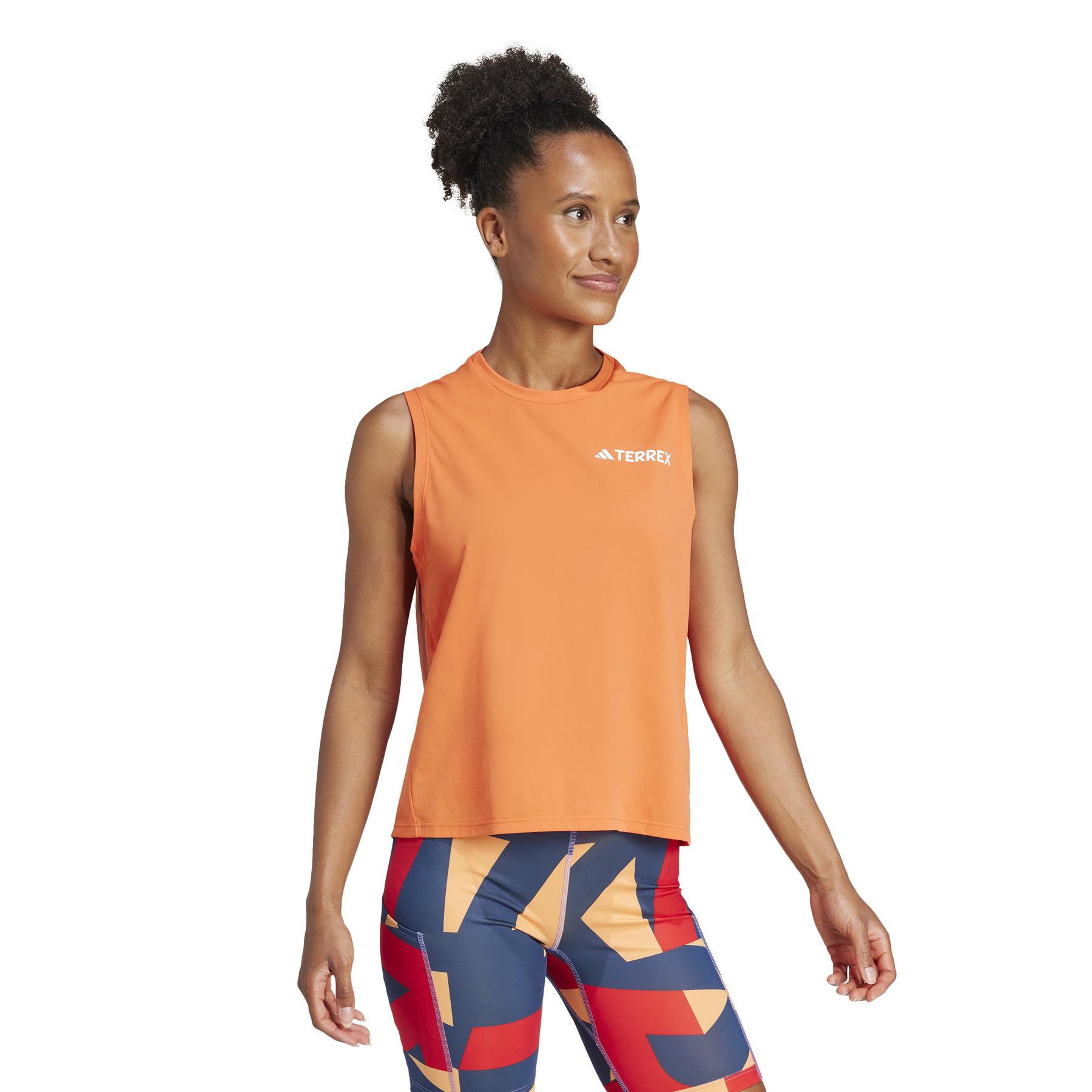 product/2/0/2025_09_adidas_je0360_4_apparel_on_model_walking_view_white.jpg