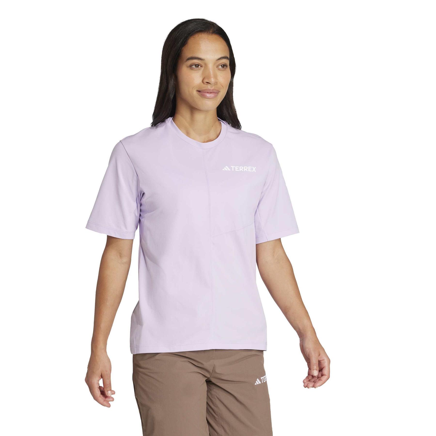 product/2/0/2025_09_adidas_jn3890_4_apparel_on_model_walking_view_white.jpg