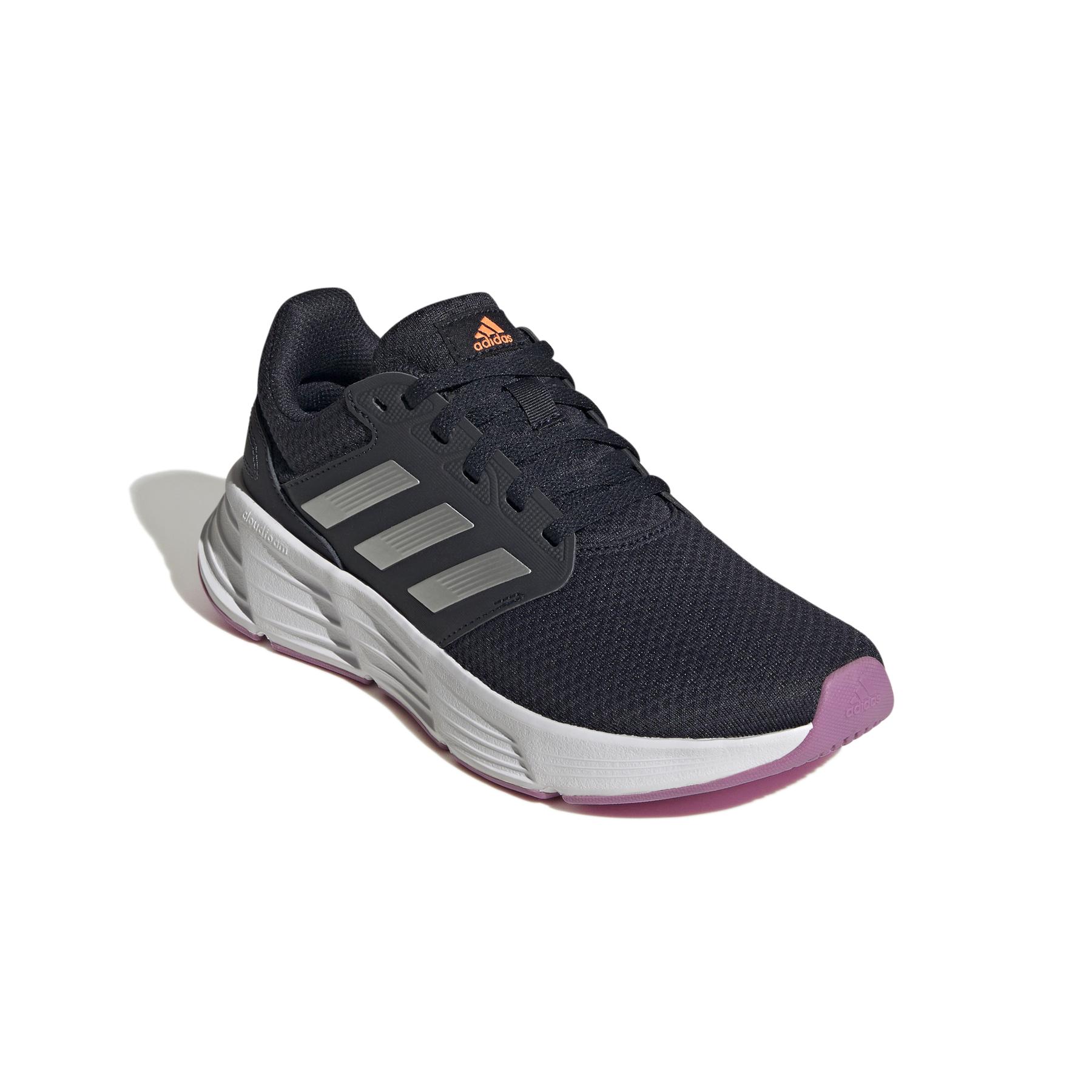 product/a/d/adidas_gw4137_6_footwear_photography_front_lateral_top_view_white_000.jpg