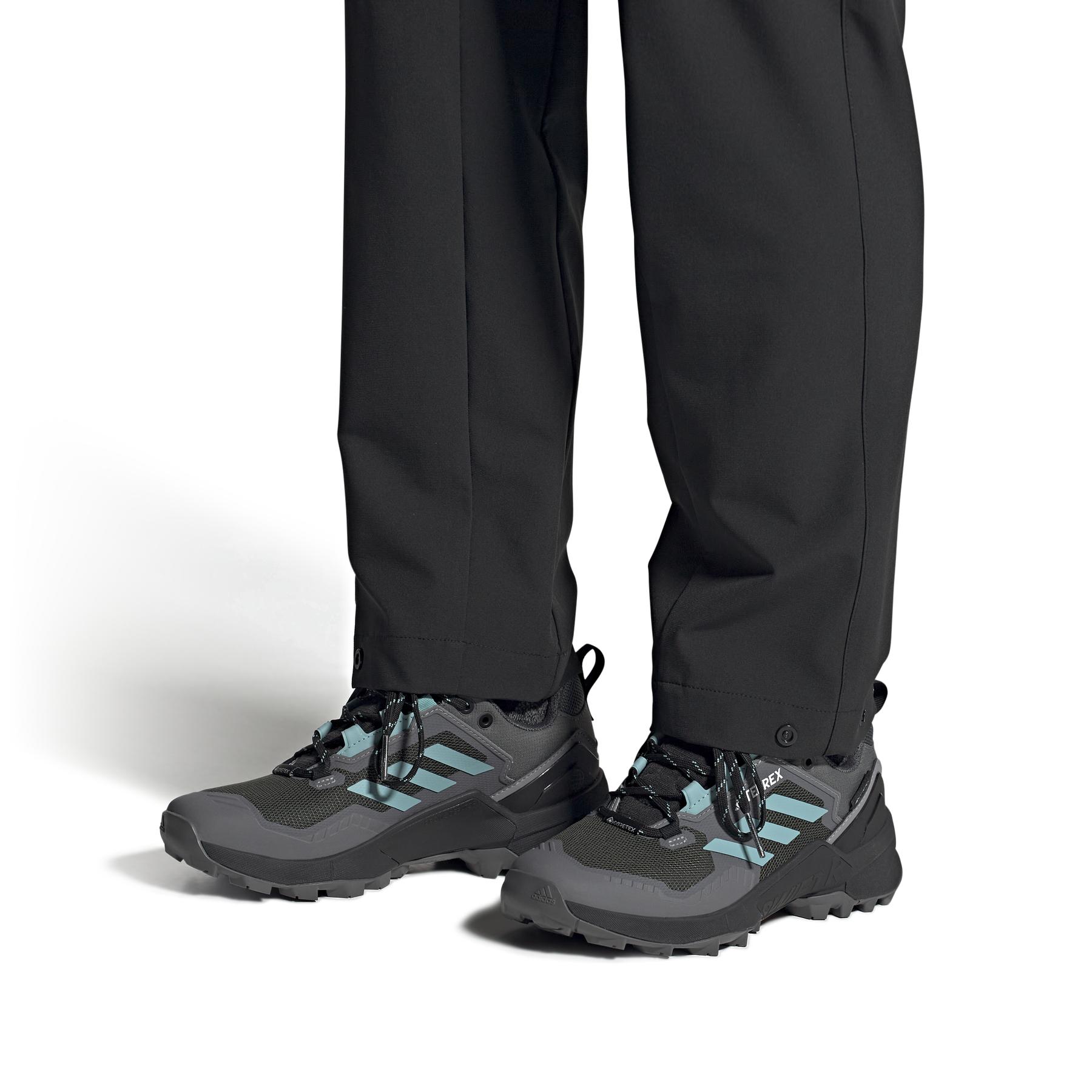 product/a/d/adidas_hp8716_11_footwear_on_model_front_view_white_000.jpg