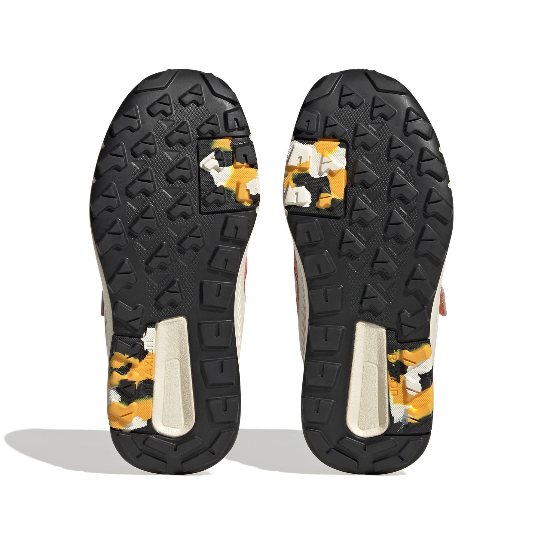 product/a/d/adidas_hq5814_4_footwear_photography_bottom_view_white_000.jpg