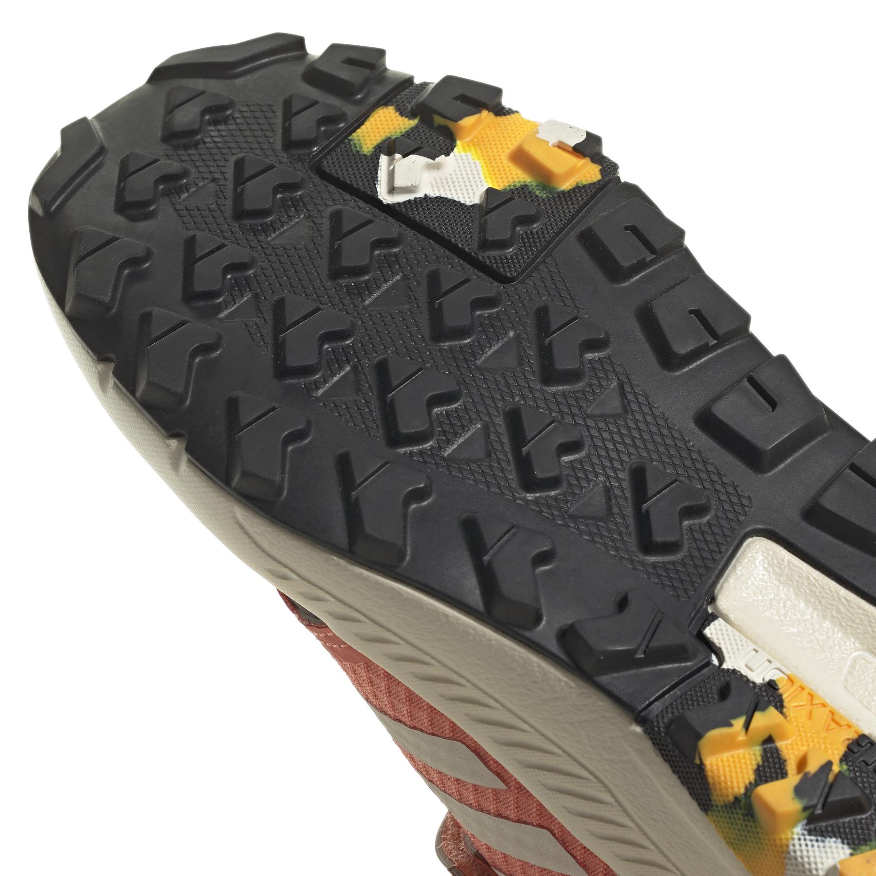 product/a/d/adidas_hq5814_8_footwear_photography_detail_view_1_white_000.jpg