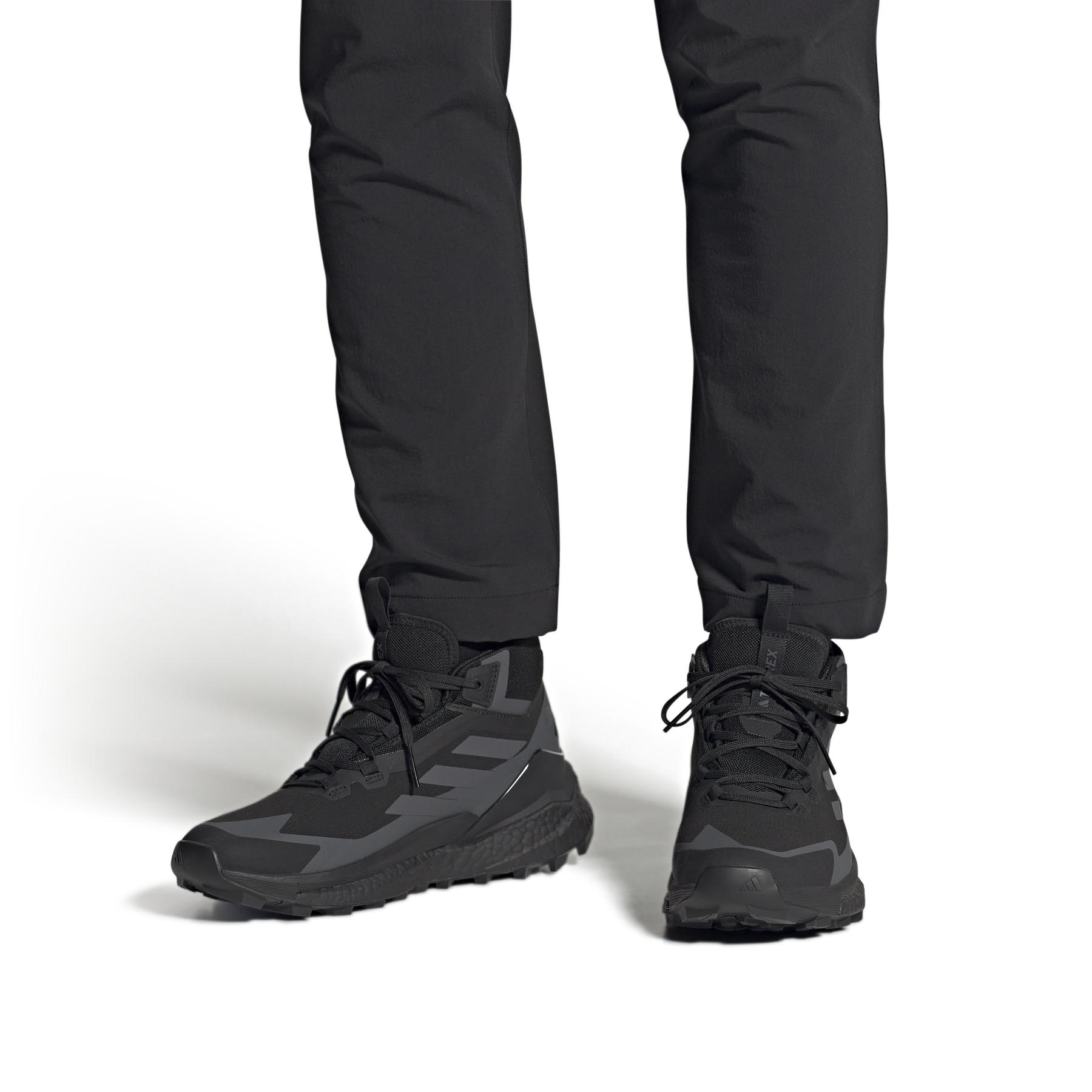 product/a/d/adidas_hq8383_11_footwear_on_model_front_view_white.jpg