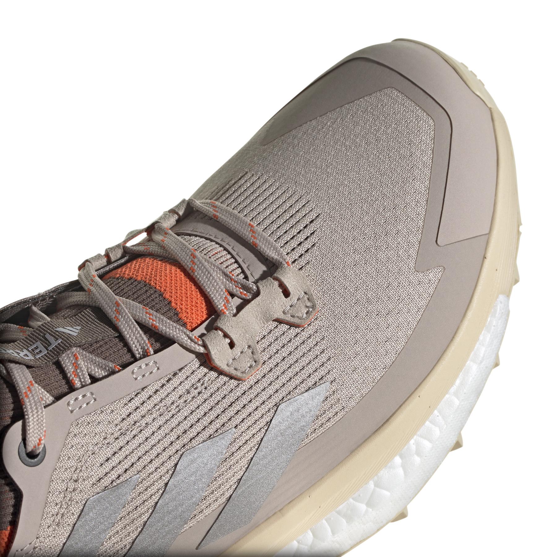 product/a/d/adidas_hq8397_8_footwear_photography_detail_view_1_white_000.jpg