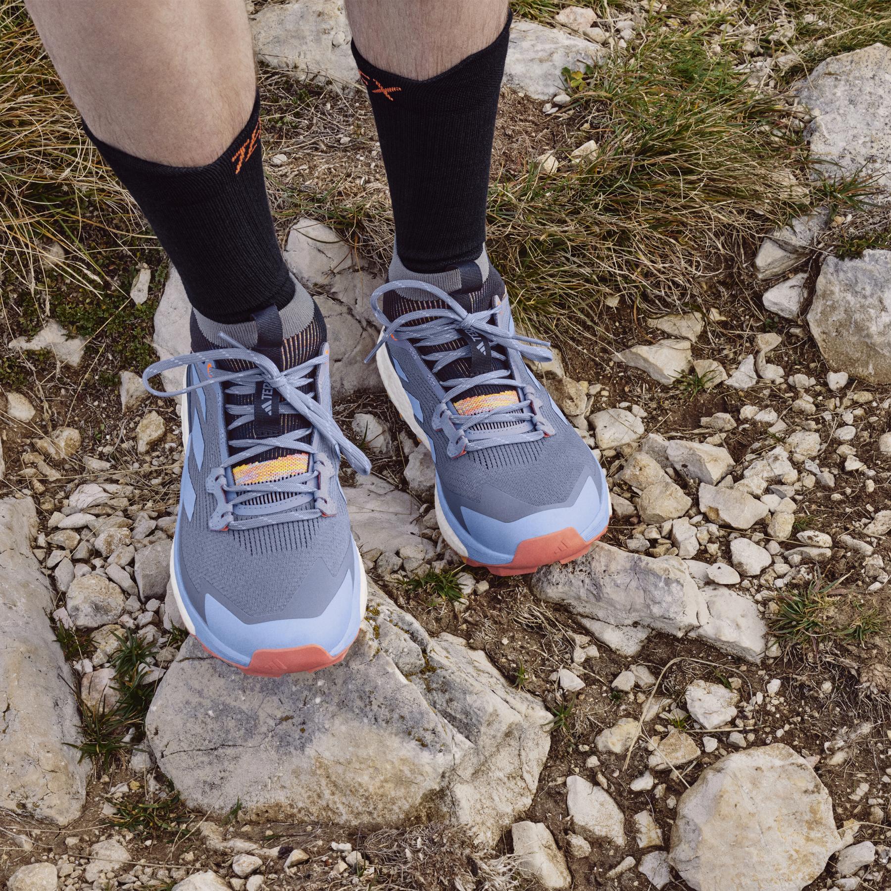 product/a/d/adidas_hq8398_22_footwear_photography_descmrktng_view_1_white_000.jpg