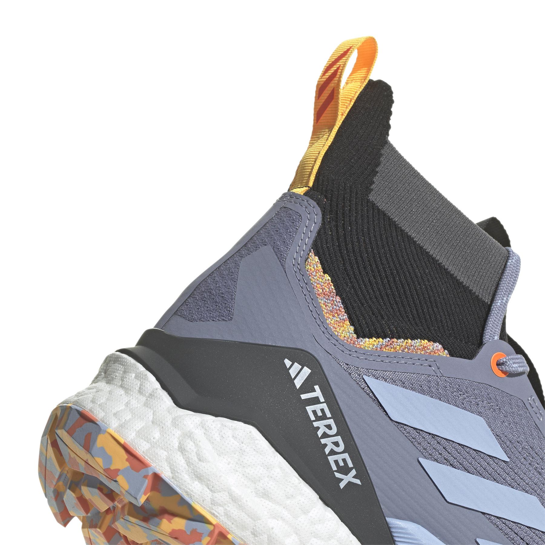 product/a/d/adidas_hq8398_8_footwear_photography_detail_view_1_white_000.jpg