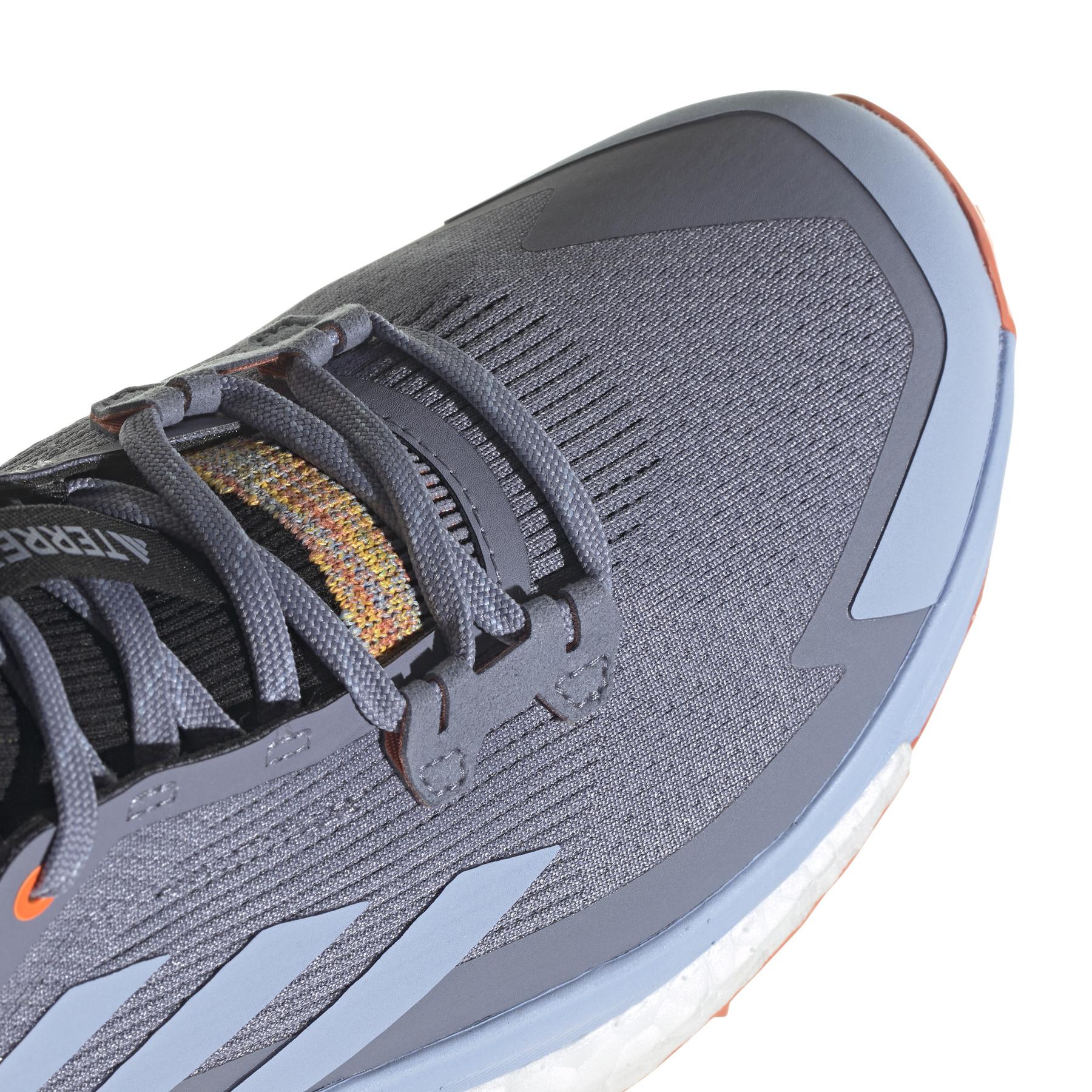 product/a/d/adidas_hq8398_9_footwear_photography_detail_view_2_white_000.jpg