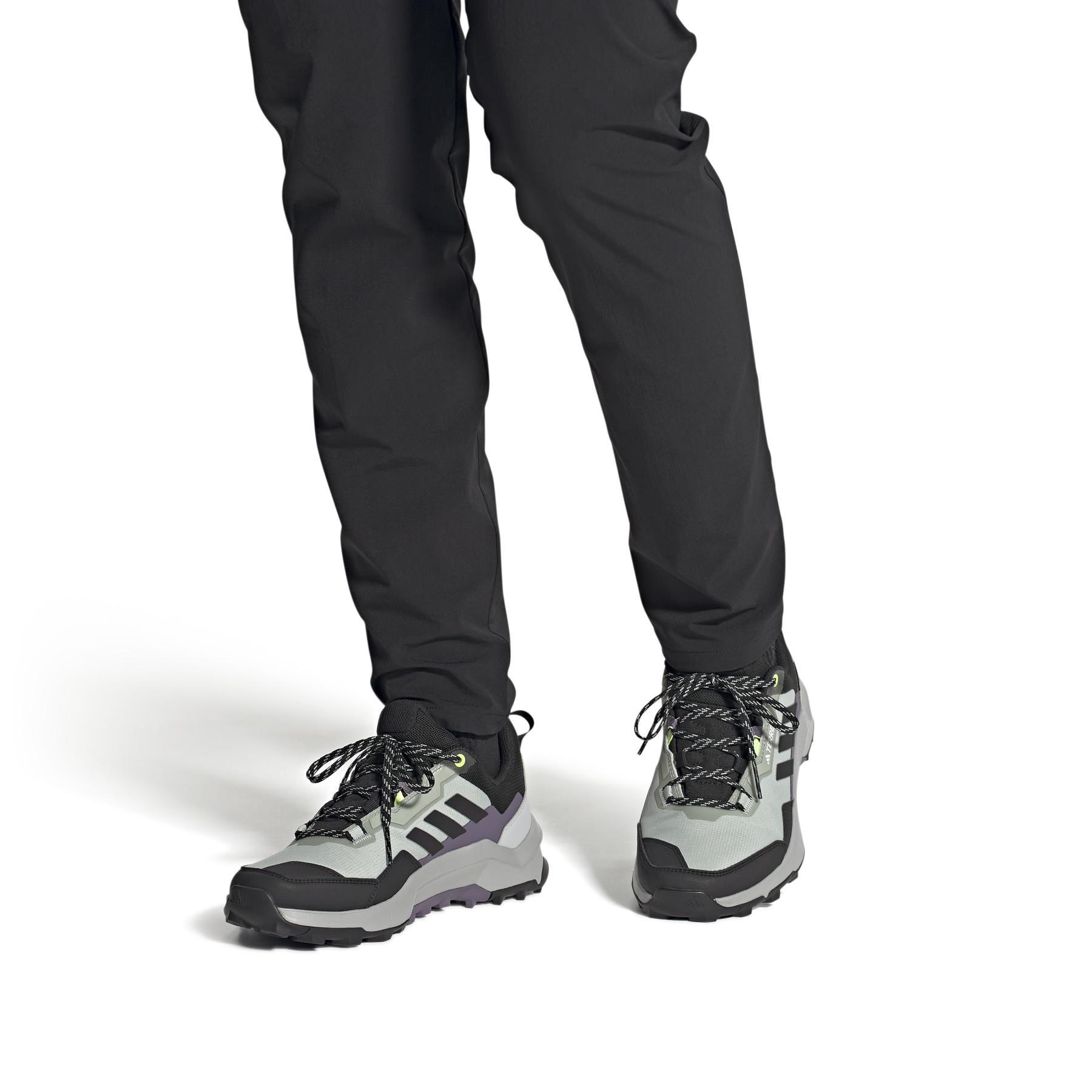 product/a/d/adidas_if4863_11_footwear_on_model_front_view_white-nw091625.jpg