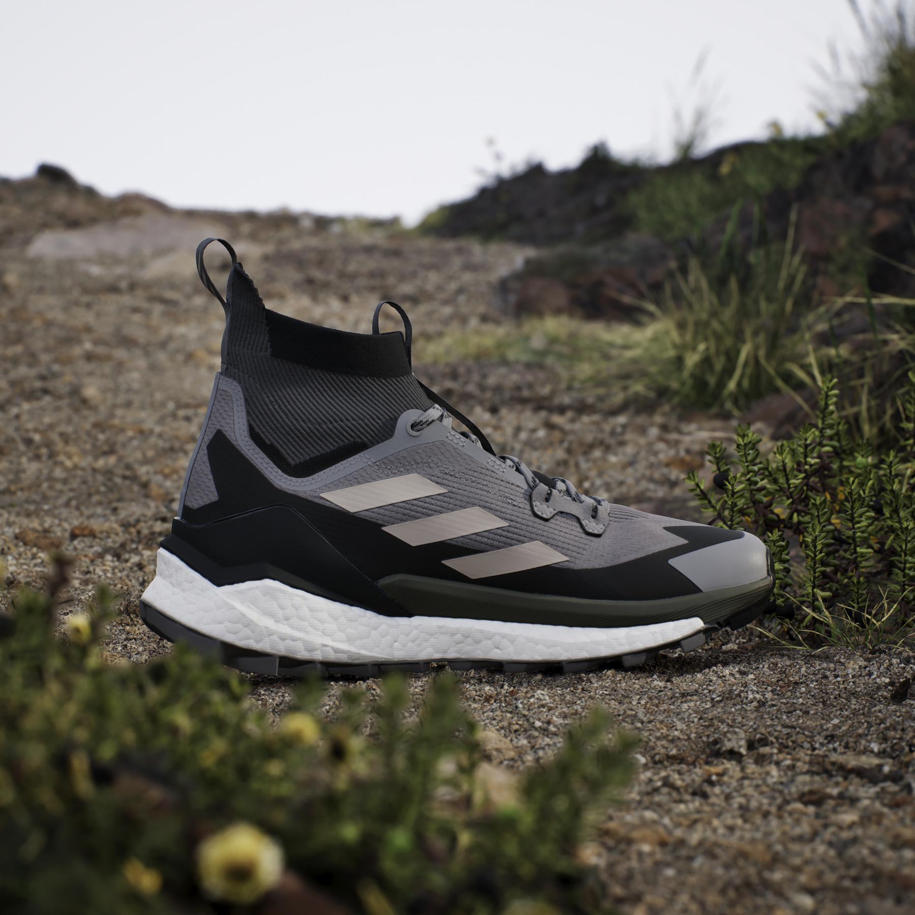 product/a/d/adidas_ig8866_16_footwear_photography_heromrktng_view_3.jpg