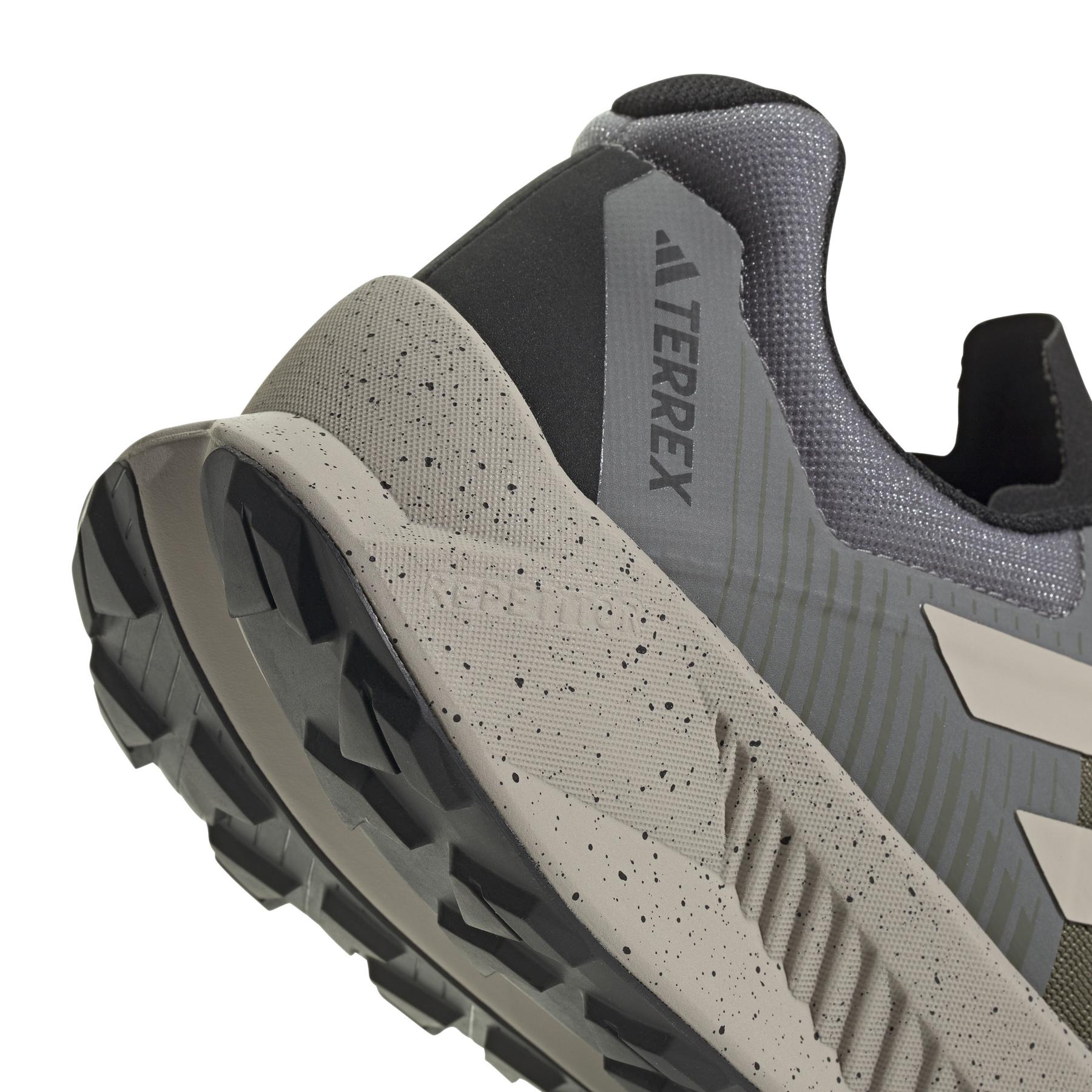 product/a/d/adidas_ig8923_9_footwear_photography_detail_view_2_white.jpg
