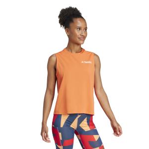 product/2/0/2025_09_adidas_je0360_4_apparel_on_model_walking_view_white.jpg