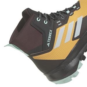 product/a/d/adidas_if4930_9_footwear_photography_detail_view_2_white-nw091625.jpg