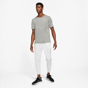 cz9184-084-t-shirt-nike-dri-fit-rise-365-gris-fume-chine-argent