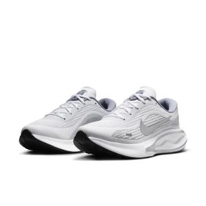 fn0228-104-chaussures-de-running-nike-journey-run-white-metallic-silver-black-ashen-slate